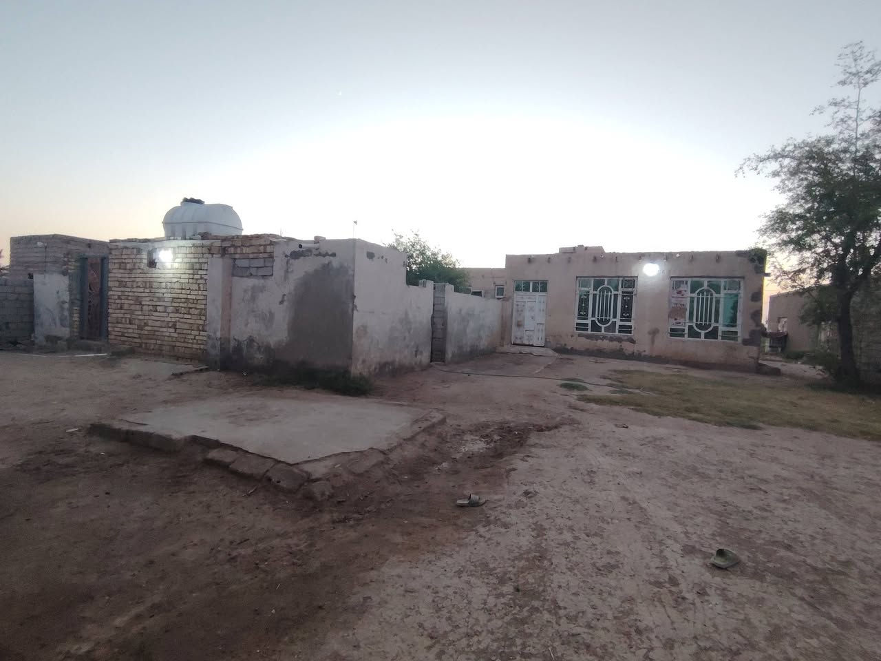 السلام عليكم #بيت_للبيع طابو زراعي سند 25 بأسمي

تحويل مباشر بأسم المشتري 

المساحه 600 متر من غير مساحة الواجهه

+#قطعه 200متر

 يحتوي على 3 غرف نوم( كلهن ٤ ×٥)

مطبخ ٤×٤   +صاله ٦×٤

(حمامات خارجيه مصوره وحمام داخلي) 

( مضيف خارج البيت 7× ⁴ مع حديقه واجهه للمضيف) 

البيت  على الشارع مباشر تبليط اباب البيت ماء رساله البوري امام البيت

#المكان عفك كاع سيد شاكر مجاور طاهه العثمان مقابيل

 العلويه الهاشميه سعر البيت مع القطعه 37 وبي مجال

للأستفسار اتصل ***********

