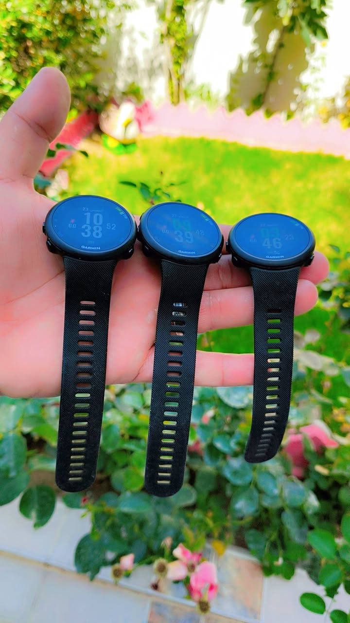#ساعة Garmin Forerunner 45 هي ساعة رياضية ذكية مخصصة بشكل أساسي للمبتدئين والهواة في رياضة الجري. إليك أبرز مواصفاتها الأساسية:
#ساعة Garmin Forerunner 45 هي ساعة رياضية ذكية مخصصة بشكل أساسي للمبتدئين والهواة في رياضة الجري. إليك أبرز مواصفاتها الأساسية:
التصميم والشاشة

الشاشة: بمقاس 1.04 بوصة بدقة \(208 \times 208\) بكسل، وهي شاشة (MIP) ملونة واضحة جداً تحت أشعة الشمس المباشرة.

الوزن: خفيفة الوزن ومريحة جداً أثناء الركض (حوالي 36 جراماً).

الهيكل والسوار: هيكل من البوليمر المدعم بالألياف مع سوار سيليكون مريح ومقاوم للتعرق.

المستشعرات والتتبع الرياضي

تحديد المواقع: نظام GPS مدمج دقيق للغاية، يدعم أنظمة (GPS, GLONASS, Galileo) لتتبع المسافات والمسارات بدقة [1.1.1، 1.3.2].

النبض: مستشعر ضربات القلب من المعصم (Garmin Elevate) يعمل على مدار الساعة.

تتبع اللياقة: حساب الخطوات اليومية، السعرات الحرارية المحروقة، ومراقبة جودة النوم.

ميزة Body Battery: مقياس خاص من Garmin يوضح مستويات طاقة جسمك على مدار اليوم لتحديد أفضل أوقات التمرين والراحة.

البطارية والمقاومة

عمر البطارية:

حتى 7 أيام في وضع الساعة الذكية العادي 

حتى 13 ساعة عند تشغيل نظام الـ GPS باستمرار 

مقاومة الماء: مقاومة للماء حتى عمق 50 متراً (5 ATM)، مما يجعلها مناسبة للاستحمام والمطر (لكنها لا تدعم تتبع رياضة السباحة في هذا الموديل).

الميزات الذكية والسلامة

الإشعارات: استقبال التنبيهات، الرسائل، والمكالمات الواردة من الهاتف الذكي (آيفون وأندرويد) [1.3.3، 1.3.6].

التحكم بالموسيقى: يمكنك التحكم في الموسيقى المشغلة على هاتفك من خلال الساعة.

ميزة السلامة والتتبع: تكتشف الساعة السقوط أو الحوادث المفاجئة أثناء التمارين وتقوم بإرسال موقعك الحالي فوراً إلى جهات الاتصال الطارئة المحددة في هاتفك.

🌹 تدعم خرائط 

🌹تدعم اللغة العربية 

🌹تدعم شعارات الاتصال والرسائل 

🌹السعر 100 الف مع الشاحنه القطع جديده كلش 

🌹ضمان شهرين لكل قطعه
:
:


**إذا كنت صاحب هذا الإعلان وتريد حذفه لأي سبب، رجاءا أرسل رسالة إلى الدعم الفني**