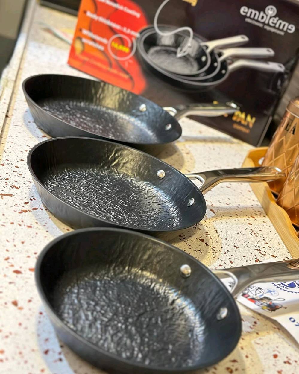 مقلاة إمبليوم الأصلية – سيت 3 قطع 🔥
إذا تريد مقلاة تعمّر وتطبخ براحتك بدون ما يلتصق الأكل، فهاذي اختيارك الصح 👌
✔️ طلاء 3 طبقات نون ستيك قوي يخلي الطبخ أسهل والتنظيف أسرع
✔️ سماكة جسم 3.5 ملم حتى توزع الحرارة بشكل متساوي
✔️ تتحمل لحد 16,000 خدش يعني استخدام يومي بدون خوف
✔️ مسكات مريحة وثابتة، ما تسخن بسرعة
✔️ مناسبة لكل أنواع الطبخ: بيض، لحم، خضرة، فطور وغدا
📦 السيت يحتوي 3 أحجام تناسب كل الاحتياجات:
– 20 سم
– 24 سم
– 28 سم
💯 جودة عالية من Emblem، عملية، متينة، وتخلي مطبخك مرتب واحترافي.
اختيار ذكي لكل مطبخ 👩‍🍳👨‍🍳