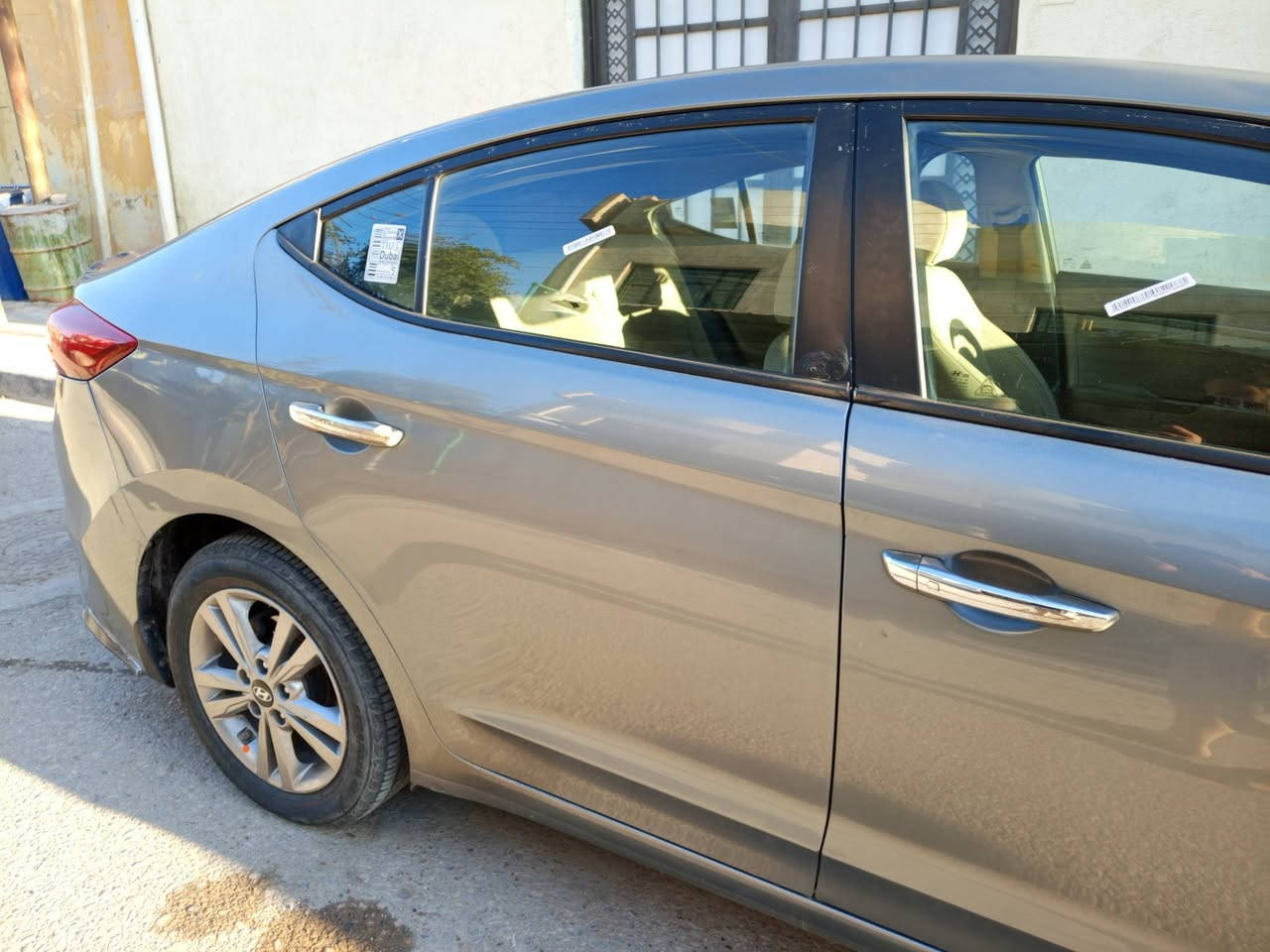 النترا خليجي ٢٠١٨ حادتها جاملغ الامامي وبيها صبغ بالتكمة كما موضح بالصور وضربة بالمدكر الخلفي باقيه على وضعها سياره استخدام شخصي سنويتها جديده بسمي 
سعرها 125$
رقم الهاتف ***********
