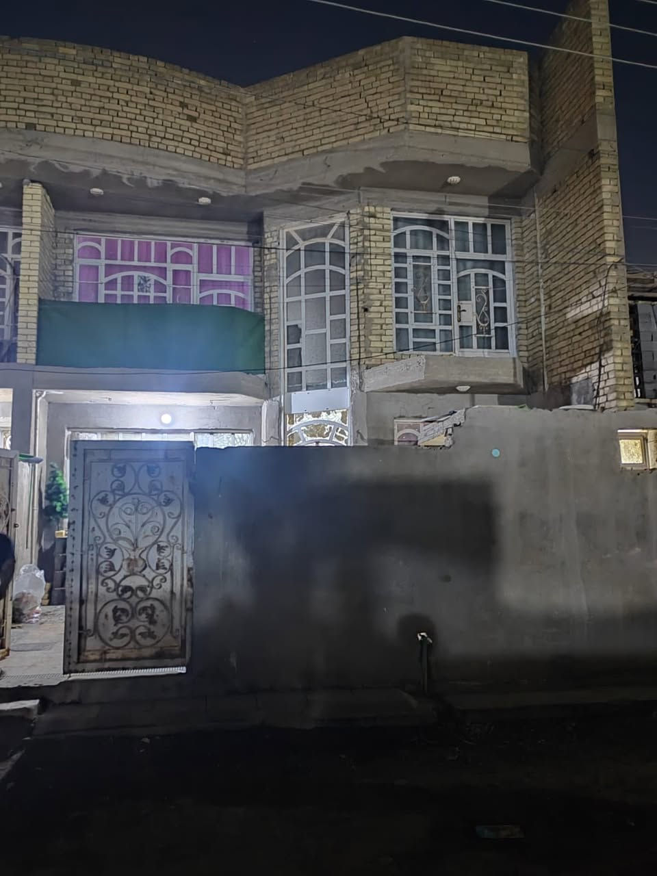 بيت للبيع مساحة ١٥٠ متر
الموقع حي البتول شارع فلافل عمار

الاستفسار اتصال على رقم *********** موجود واتساب
