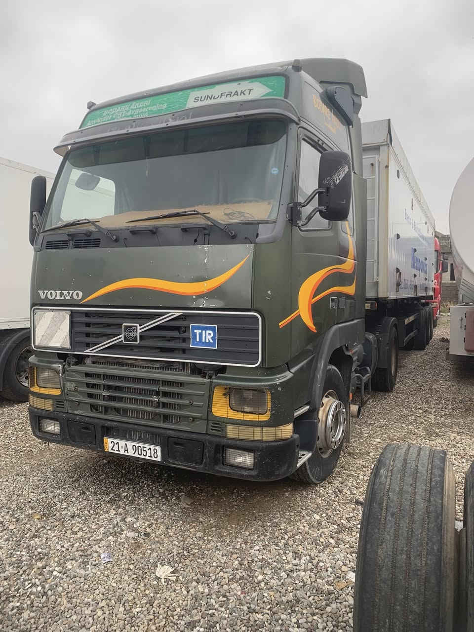 فالفو FH/460 كير عادي قمارة 3 خطوط مربوط بالسنوية قلاب 3 محاور تك تاير وعربانة مالتها موجودة للتحويل وهذا حالياً وراها منفيست بلاد 3 محاور تك تاير وحاليا دبل تاير يحمل 55 طن بودي فافون وشاصي حديد نظيفة وحلووة عربانة وسيارة شرط كير ومحرك واكسل وشاصي بيها باج بطن وسنوية ورقم جديد وتستلم حصة كاز كركوك

موديل / 2001

السعر / 320$ كامل مع بودي منفيست

والسعر فقط راس / 135$

اوقات الاتصال من ساعة 9:00 صباحاً حتى ساعة 8:00 مساءاً

***********

***********

***********

عنوان / كركوك معارض شارع المطار مقابل جسر واحد حزيران 

معرض الرافدين المركزي للسيارات الثقيلة
