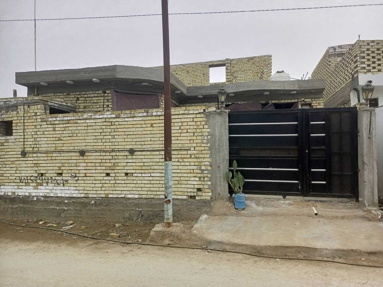 السلام عليكم 
بيت للبيع مساحه 200متر يحتوي ع غرفتين وصاله واستقبال وحمامات داخليه وخارجيه الموقع النجف الاشرف شارع المعمل  قريب الشارع العام السعر 60مع المجال ***********
***********
