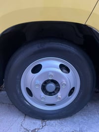 كوستر 2017 فيرنه مصبوغه من الكويت أو مابيها اي اعاده السياره تخم تاير ...