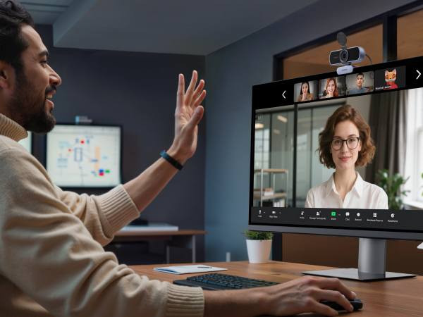 🎥 ويب كام UGREEN 4K

ويب كام احترافية بدقة 4K تعطيك صورة واضحة جداً ومظهر أنيق للاجتماعات والبث 👌

✨ المواصفات والمميزات:

• 📸 دقة تصوير 4K Ultra HD (وأيضاً تدعم FHD)

• 🎯 تركيز تلقائي ذكي Auto Focus (AF)

• 🎙️ ميكروفونات مزدوجة مع تقليل الضوضاء 

• 🌙 ضبط إضاءة تلقائي لتحسين الصورة بالأماكن المظلمة

• 🔒 غطاء عدسة لحماية الخصوصية (قابل للإزالة)

• 🔌 توصيل USB Plug & Play بدون تعريفات

• 🔄 إمكانية استخدام محول USB-A إلى USB-C

💻 الأنظمة المتوافقة:

• Windows 7 / 8 / 10 / 11
• macOS 10.6 فأعلى
• Linux

📱 التطبيقات المدعومة:

Zoom – Skype – Microsoft Teams – Google Meet
Twitch – FaceTime – GoToMeeting – YouTube

مناسبة للاجتماعات، الدراسة أونلاين، وصناع المحتوى والبث المباشر 🎬


**إذا كنت صاحب هذا الإعلان وتريد حذفه لأي سبب، رجاءا أرسل رسالة إلى الدعم الفني**