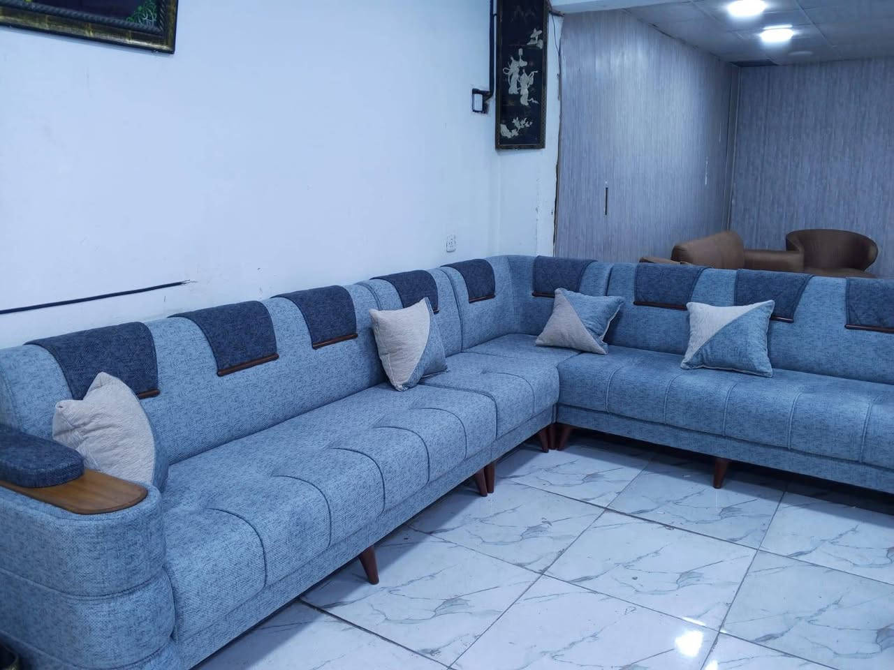 تخم ديوان عدد ٢ كورنر بيه ٢ قنفه مفصوله ثنائيه
تفصال..درجه اولى شرط الفحص
الداخل خشب بلوك اسود كله سمك ١٦ الثقيل
سفنج مضغوط مميز أول وتجي فوكاها طبقه دللوب طبي قماش كتان ناعم بيه نقشه نازكه.. ابو الطبله قياس ١٤ متر ونص ٢٠ مقعد استفسار *********** متوفر واتساب
