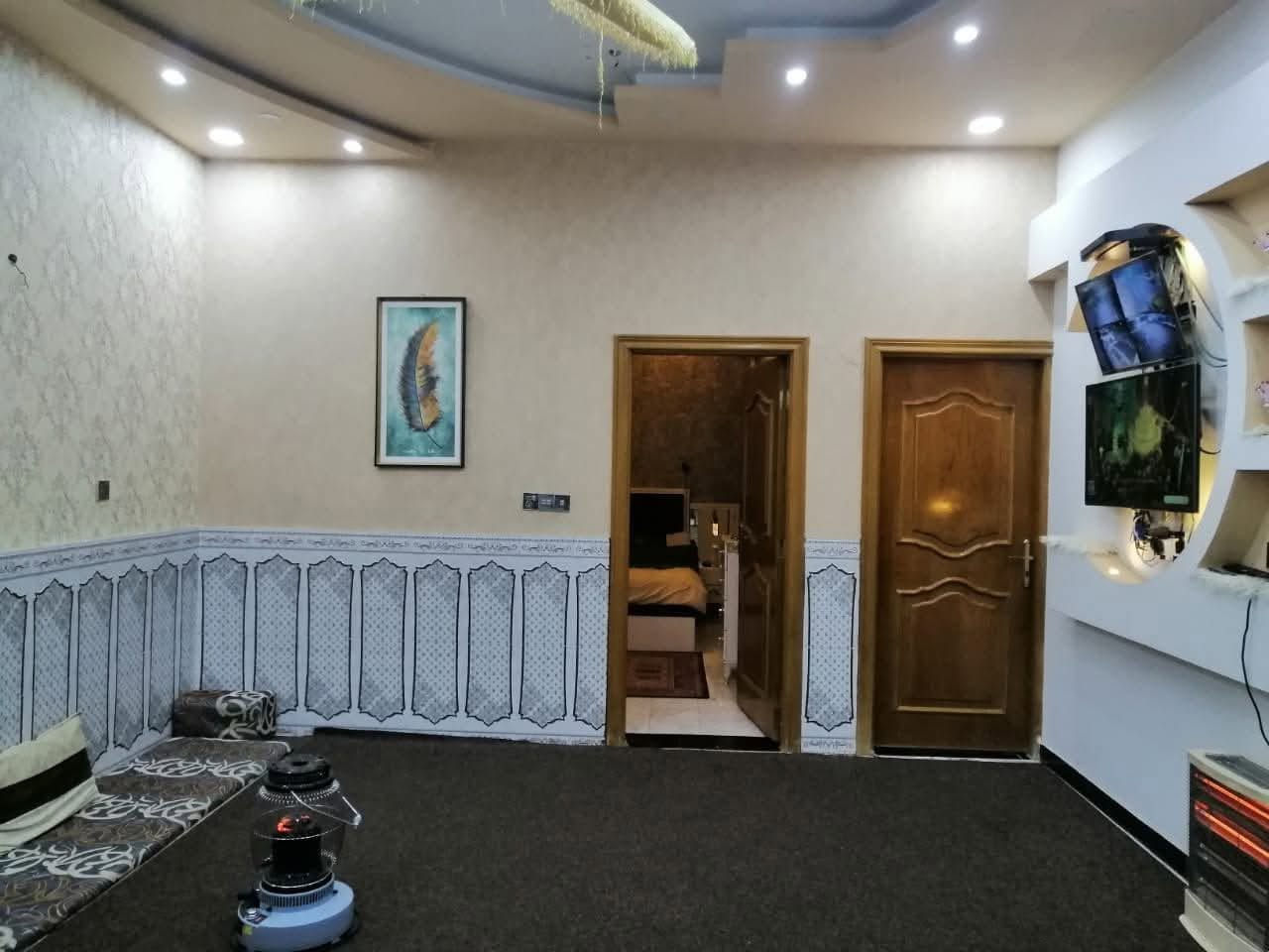 السلام عليكم بيت  للبيع في منطقه القبله حي المهندسين مقابل المخازن المساحه 150 متر طابق واحد البناء طابوق يحتوي على غرفتين وصاله واستقبال ومطبخ وصحيات الارضيه مرمر بناء درجه اولى  السعر 240 مليون وقابل للتفاوض 
للاستفار مكتب عقارات الحافظ 
للتواصل ***********
