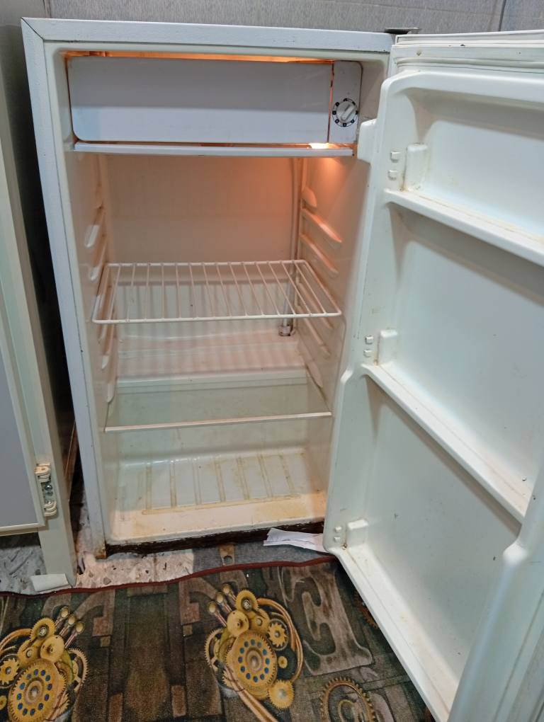 السلام عليكم ثلاجات اتنين البيض نظيف كلش والحمراء متوسطه تبريد فول اتنينهن البيضه 75 والحمره 50 بيهن مجال قليل *********** الناصريه مركز شارع العياده حي المالكي
