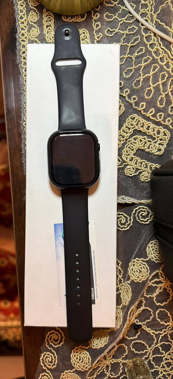 ابل واتش سيريس11 جديدة نضافة ١٠٠ بالمية بعدها بالضمان سعرها ٤٥٠ وبيها مجال مكاني بغداد ***********
