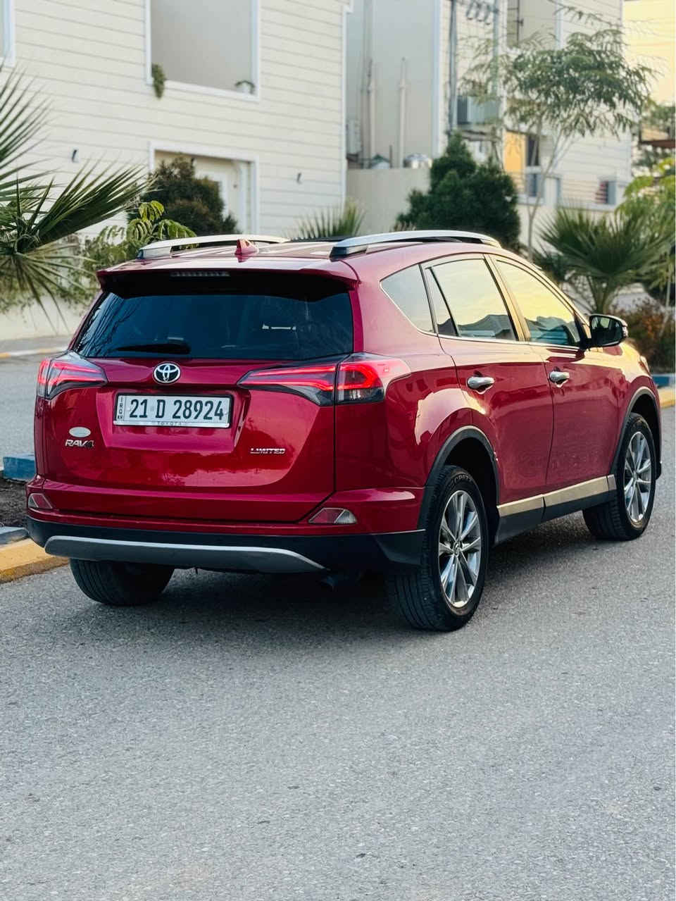 سلام عليكم 
للبيع تويوتا راف فور RAV4
موديل 2017
ماشيه 66mil
موصفات سيارة لمتد يعني فول فول فول 
خمس كاميرات 
كوشنات جلد 
كوشنات هيتر 
رادار امامي و جانبي 
كوشن خزن 
صندوق كهربائي جك 
سيارة بيه كومة موصفات 
حادث سيارة جاملغ و باب سكن مبدلات بيلاديات بدون صبغ يعني سيارة تاخذة اب شرط بدون صبغ و ايرباك و دواخل رقم و سنوية جديدة شرط كير و مكينه
سعر سيارة:176 
مكان سيارة :خانقين 
رقم موبايل :***********
رقم شاصي و شونار مرفوق ب منشور خناقين, ديالى
