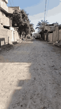 سلام عليكم بيت للبيع مساحه 100م 10م في 10م مثل ما موضح امامكم موقعه على فرعين قريب على الفرن الي بدايت شارع ابو احمد يحتزي على ستقبال +غرفه +حمام +تواليت حوش كلش واسع سقف ستايكر للستفسار اكثر اتصال على *********** بغداد سبع قصور
