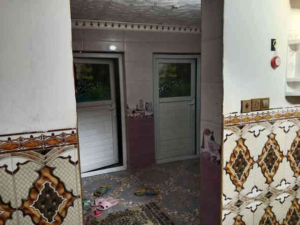 السلام عليكم
  دار للبيع مكان مميز جدا 
طابو زراعي سند 25 
المساحة //٦٥٠متر
الواجه //١٣م×٣٠م
نوع البناء بلوك السقف عكاده
العنوان / /بابل المدحتيه
المعاره قبل الحسينيه قرب سيد جواد 
خدمات كامله من ماء وكهرباء
عرض الشارع ٧متر
السعر/١٣٠وبي مجال
تفاصيل البيت طابق واحد 
استقبال 
صاله 
عدد الغرف٣
مطبخ 
منور خلفي طارمه
مجمع صحيات داخليه وخارجيه
السطح كامل  فرشي
حديقه 
كلدور 
محل كبير
البيت كامل ولايوجد اي نقص بي
تحويل البيت ثاني يوم بعد الشراء 
بناء حديث موقع جيد جداً 
يبعد عن الشارع الرئيسي ١٥٠متر
سنة البناء حديث
للاستفسار
مراجعة  مكتب دلالية وائل الهندي 
***********ابو علي
مكتب دلالية وائل الهندي بابل المدحتيه الحمزه الغربي ع شارع 60 قرب سلوان ابو الكاشي مقابيل فرع علي قمار
