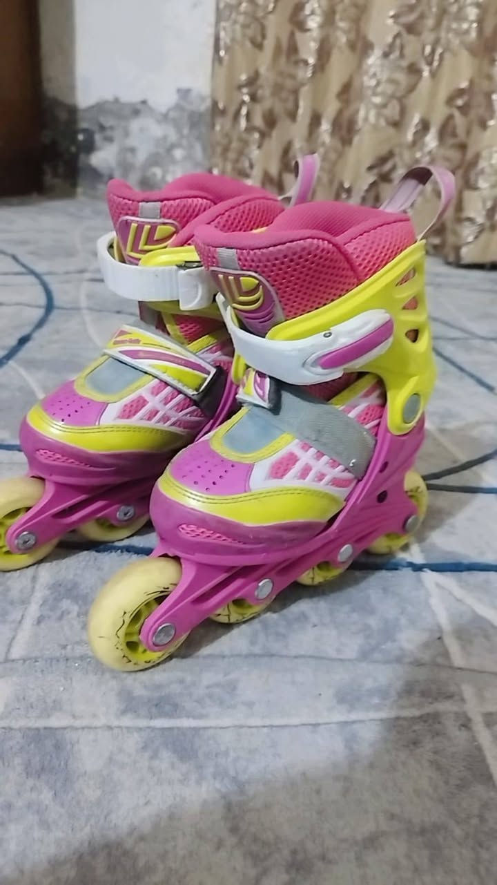 سلام عليكم احذيه باله نضاف كلش الزغار يلبسن 3ال5سنوات والجبير 40لل43 كلهن ب 60 رقم ***********
