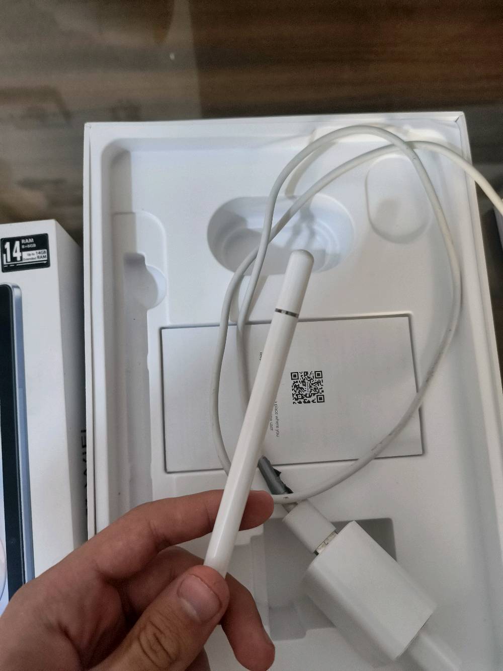 ايباد بلاك فيو ذاكرة 256 رام 12 قابل للتوسعة 
معة قلم للدراسة اصلي مال الجهاز والكفر الاصلي والشاحنة الاصلية . 
المكان ديوانية / حي الأسكان قرب مستشفى الحسين 