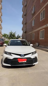 وبركاته للبيع تويوتا كامري   لون ابيض صدفي   موديل ٢٠٢٣  هجين هايبرد ب...