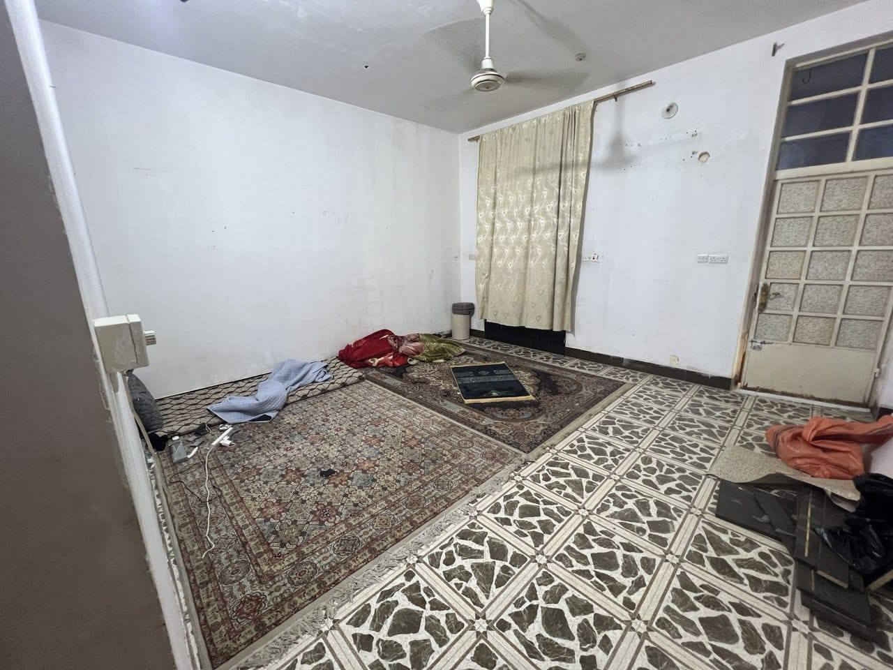 يوجد بيت للبيع في منطقه ٥كيلو طابقين الطابق الأول يتكون من مطبخ وديوانيه وصاله  وكلدور وغرفه ومجمع صحي كبير ويتكون الطابق الثاني من غرفتين وصاله ومجمع صحي وصحيات خارجيه علما ان سطح الطابق الأول مطبق سيراميك الموقع ٥كيلو قرب الخدمي للتواصل على الرقم ***********
