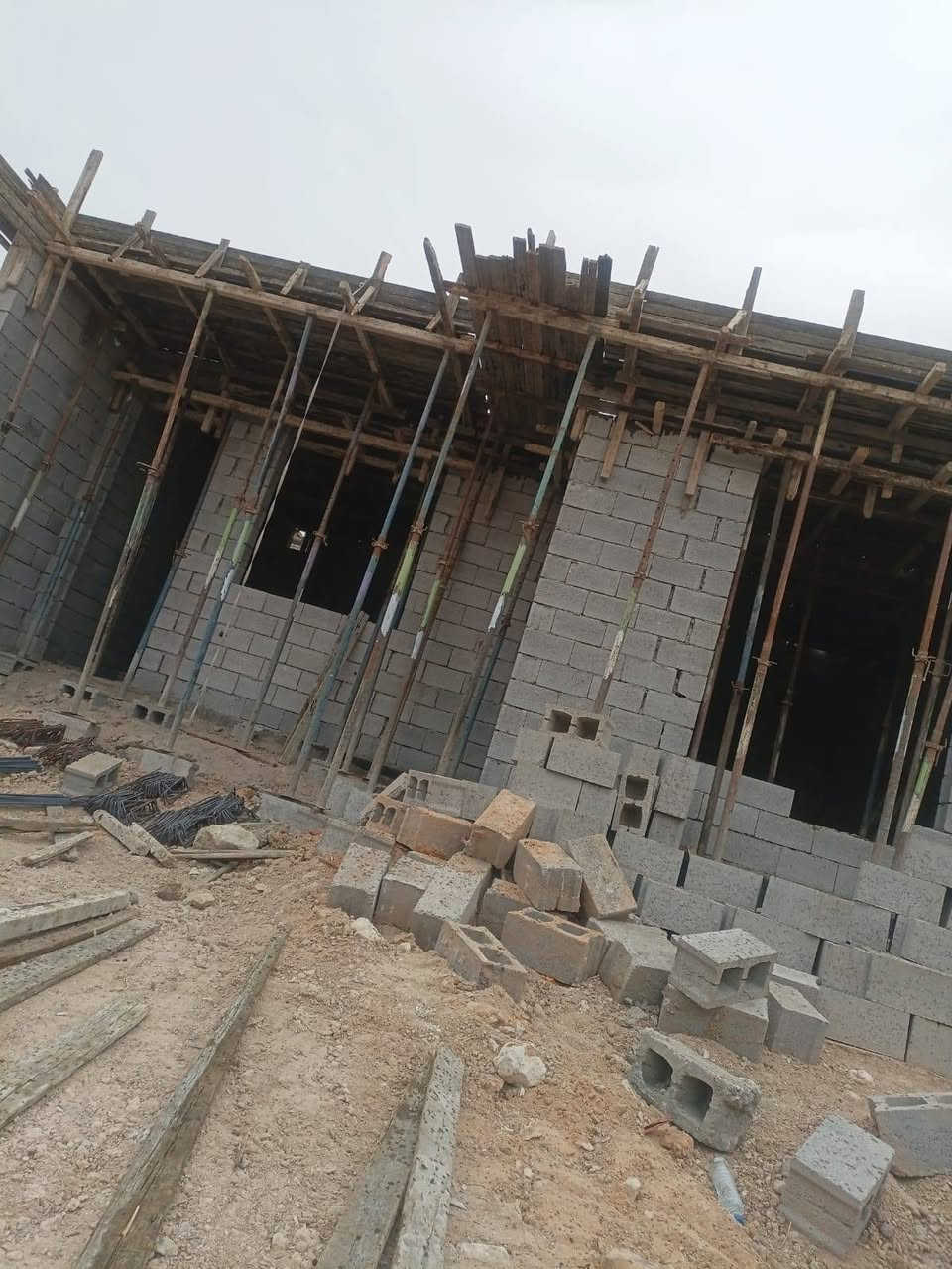 هيكل للبيع مكانه الحولي حي القدس  مساحه القطعه 200متر كما موضح بالصور التواصل على الرقم التالي 
*********** @
