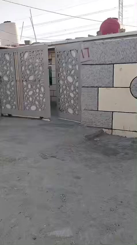 سلام عليكم بيت تجاوز مساحته 150 جاي انشر بسبب وعود الكاذبه البيت كلش نضيف سندويش درجه أوله سقفيه مطر درجه أوله لبخ ابياض  كلشي بي نضيف غرفتين وصاله وطرمه جبيره وطرمه خارجيه البيت سعره 16 وبي مجال بسيط .متواجد خاص ‭0776 874 7650‬
