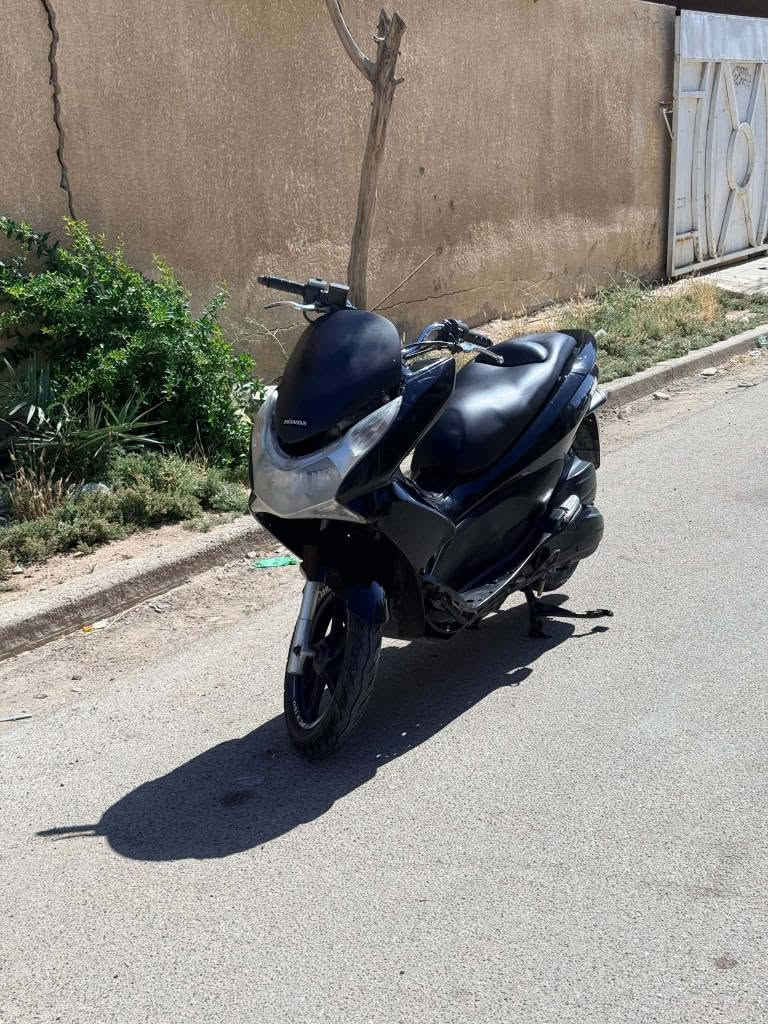 سلام عليكم دراجه PCX للبيع جيل اول ياباني مكينه 150لدراجه نضيفه وناعمه ما مفتوحه نهائياً الدراجه 
ماشيه 33 الف تايرات جددد  كهربائيات كلها شغاله اي نقص مابيها فقط التريشه جهت اليسره و ال 7 الي بالبجم 
الدراجه نوزل واني مداريها مشيها كله ع محسن 
سعرها مليون 
مكاني بغداد بلغزاليه 
واي استفسار هذا رقمي *********** بغداد, العراق
