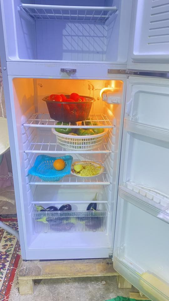 السلام عليكم شباب هاي. ثلاجه جديده الله شاهد صارلي فتره من خذتها واريد بيعها خذتها 450ورايدها 300مكاني كوت تصل ***********
