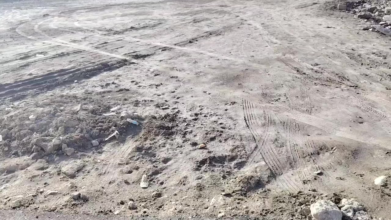 قطعة للبيع زراعي 700م مدفونة وجاهزه  الموقع حي الجوادين سوق الشيوخ  نزلة سيد وحيد..... القطعة مخدومة ماء ..كهرباء..  تبليط... مجاري.. +2000بلوكة داخل القطعة....علماا يباع نص القطعة. او 200م.  وجة القطعة 35م النزال 20م لاستفسار ***********اتصال +واتساب نستقبل جميع العروض في مكتبنا الكائن في حي الجوادين قرب مدرسة شريف الرضي
