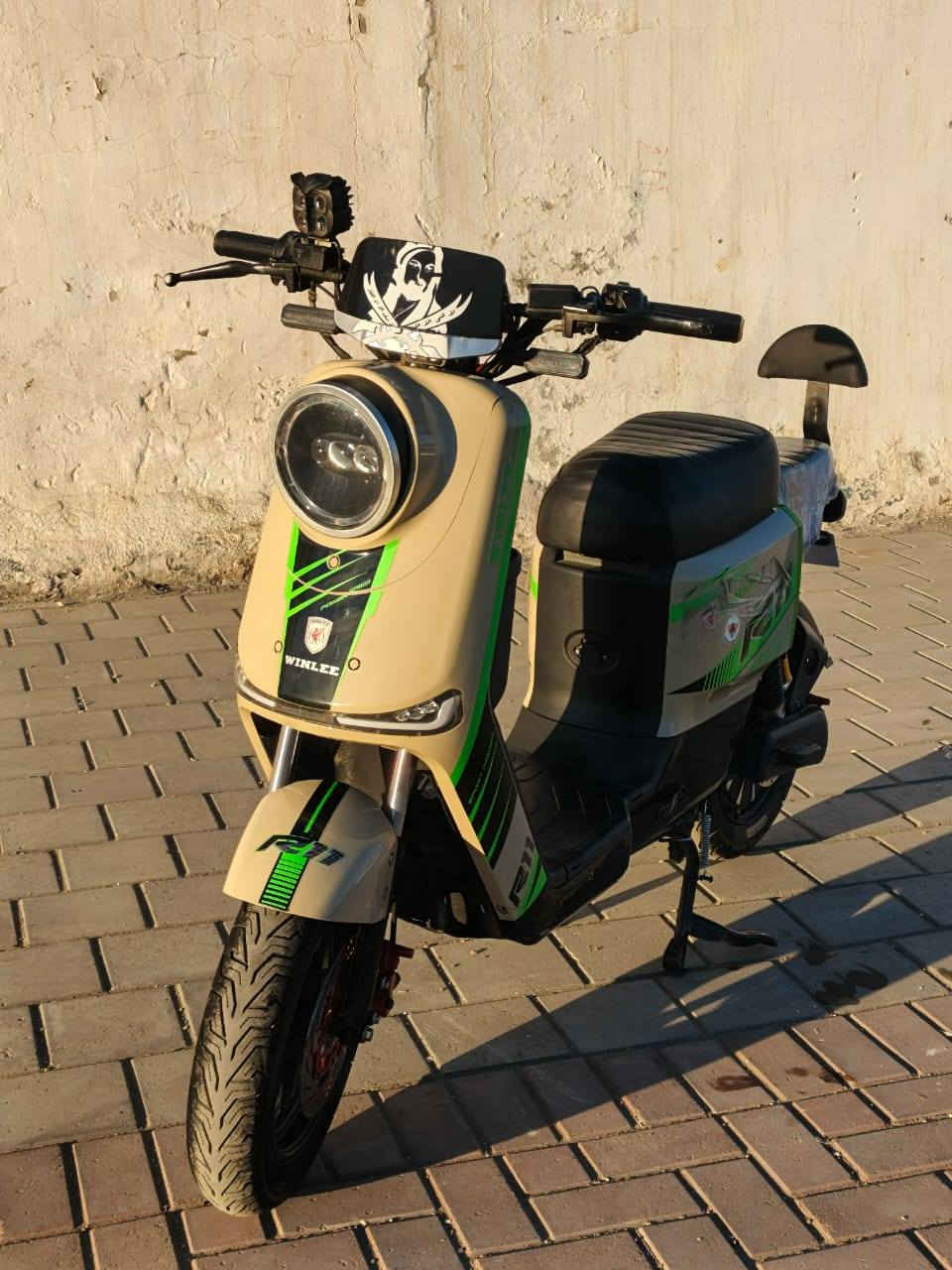 السلام عليكم اخوان دراجه شحن R11
(( ريان )) ✅
تحتوي الدراجه على نظام بك R✅
و نظام البارك P✅
و سماعه مال اغاني ✅
و تحتوي على 2 مرايات ✅
و نظام لاشاير اليمنى ول يسره ✅
ونضام الدبل الاشارة✅
واضافهة اله لايت زنون✅
5بطاريات كبار 32v✅
الدراجه الله شاهد عليه نضيفه كلش وبيها وصل✅ 
الدراجه معروضة سعر 600 الف وبيها مجال بسيط✅
رقم الهاتف للستفسار *********** ✅
المكان بغداد الشعب ✅
