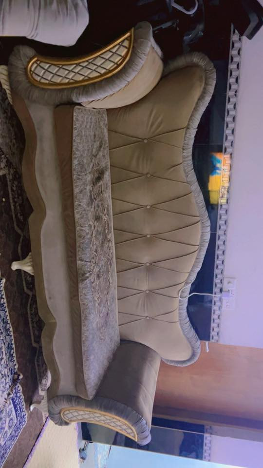 السلام عليكم عندي هذا التخم للبيع 10مقاعد نظيف وكلش قوي مع كوشات ما مستخدم سعر ٦٠٠ وبي مجال مكاني بغداد  للستفسار على هذا
 الرقم***********
