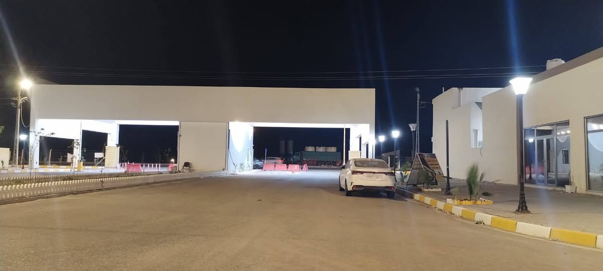 دار للبيع 
 في مجمع الزهراء السكني 
ركن مدخل المجمع 
مساحه الدار 165
الدار تجاري مميز ركن 
يحتوي على محلات 
يحتوي الدار على غرفة نوم وصاله ومطبخ وكراج سياره
وحديقه
(يحتوي الدار على وارد شهري من المحلات والدار )
يبعد الدار عن مرقد الامام علي 5 دقائق
  للاستفسار الاتصال على الرقم التالي
 ***********
