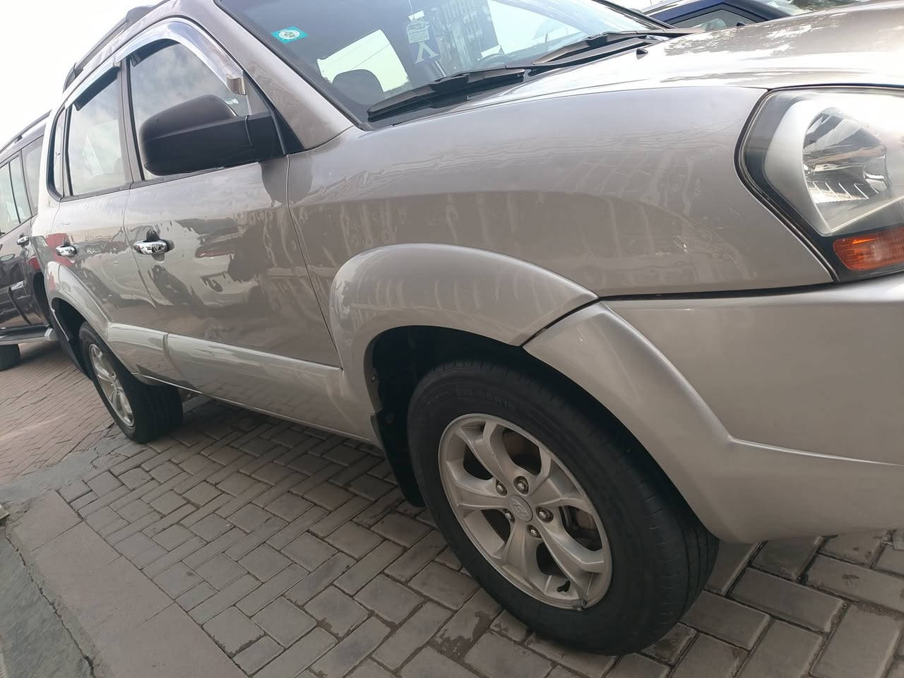 ...هونداي توسان 2009وارد خليجي شركة عامة فول مواصفات فتحة السيارة مكفوله ماعدى البنيد جراد وبخيته وبيها ب الجها اليمنه حالوب الباقي كفاله عامة محرك 2000دوش 4سلندر باسمي رقم جديد هزة جديدة تخم تاير كهربائياتها كلها شغاله مابيها اي نقص جاهزة السعر ١٠٨مكان بغداد البلديات قرب العاب بغداد زيونة ***********
