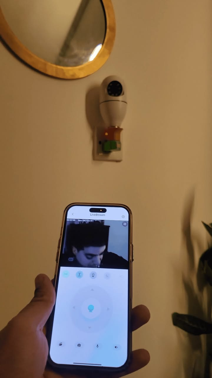 عروض عروض رأس السنه 😍

كاميرا مراقبة كلوب دوّارة بتوصيل لولبة E27

الاستخدامات

مراقبة المنازل والمحال والغرف والمداخل بشكل مباشر عبر الهاتف.

مثالية للمراقبة الليلية بفضل إضاءة LED المدمجة.

مناسبة لحماية الأطفال وكبار السن والحيوانات داخل المنزل.

يمكن استخدامها ككاميرا سقفية عبر قاعدة التثبيت أو تشغيلها مباشرة على لولبة اللمبة E27.

المميزات

تصميم كلوب عملي يُركّب مكان اللمبة مباشرة بدون أسلاك إضافية.

تدعم الدوران الأفقي والعمودي (Pan & Tilt) للحصول على رؤية واسعة.

إضاءة LED مدمجة للرؤية الواضحة ولتوفير إنارة للمكان.

رؤية ليلية واضحة بفضل حساسات الأشعة تحت الحمراء.

تدعم الاتصال عبر الواي فاي WiFi للتحكم والمشاهدة من خلال الهاتف.

تطبيق YsxLite للتحكم بالكاميرا، تدويرها، مشاهدة الفيديوات، وتسجيل المقاطع.

منفذ ذاكرة SD لتسجيل الفيديو مباشرة وتشغيله لاحقًا.

زر RESET لإعادة ضبط المصنع بسرعة عند الحاجة.

تصوير بدقة عالية مع نقل صورة ثابتة وواضحة.

تدعم التثبيت بطريقتين:

1. عبر لولبة اللمبة القياسية E27
2. عبر قاعدة الحائط المرفقة مع البراغي

محتويات الصندوق

كاميرا مراقبة كلوب دوّارة.

قاعدة تثبيت للحائط مع 3 فتحات.

براغي + نبلات بلاستيكية للتثبيت.

دليل استخدام.

الملاحظات

تحتاج اتصال واي فاي 2.4GHz فقط (لا تدعم 5G).

يجب إدخال الذاكرة SD للحصول على تسجيل مستمر.

قد تختلف بعض تفاصيل التغليف حسب دفعة التوريد.

إضاءة الـLED يمكن التحكم بها من التطبيق.

التوصيل بغداد 3 الاف باقي المحافظات 5 الاف

السعر: تواصلو مع ***********
