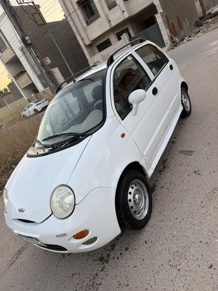 السلام عليكم عندي كيو كيو موديل ٢٠١٣ السيارة لونها ابيض قبل ثلاث اسابيع اشتريتها السيارة كير اتوماتيك حلوة السيارة ونظيفة وكلشي شغال بيها باتري قبل اسبوع بدلتها وزوج تايرات جدد اشتريتلها وبدلتها دهن البارحة وكل نقص مابيها دبل سويج وريموت السيارة موجود في بغداد عارضها للبيع بسعر ٣٦$ ورقة وبيها شويه ومجال ***********
