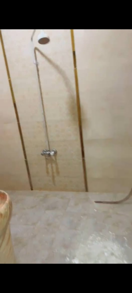 شقه طابق ارضي للايجار ابو الخصيب شارع العسكري شارع المحكمه حديثه غرفتين صاله مطبخ حمامات كاونتر مطبخ بيه كيزر ماطور تانكي مي حلو كلشي جاهزه 400 الف قفل ما ينزل سعر بعد ***********
