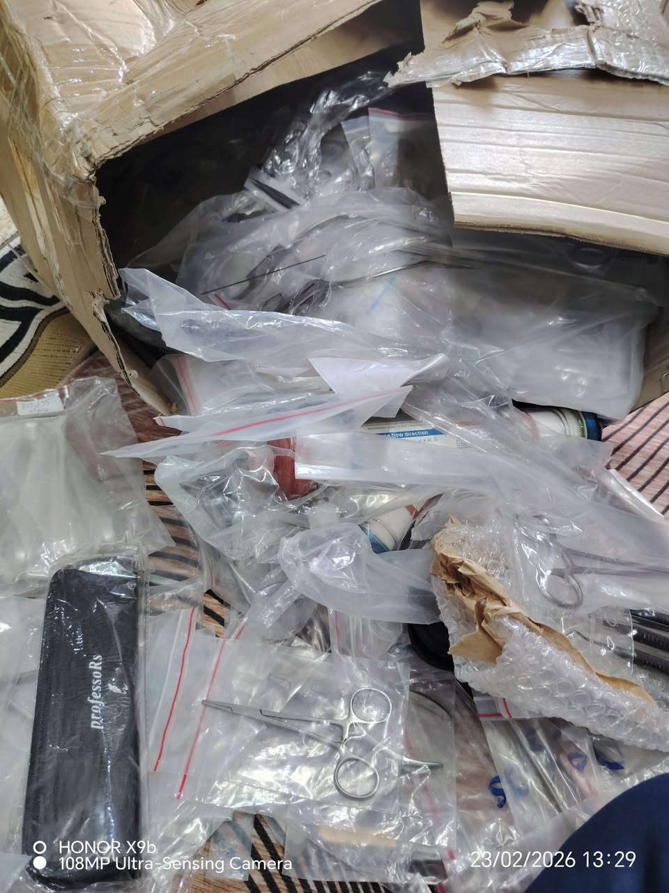 ادوات جراحيه منوعه وادوات اسنان تقريبا ٦٥٠ قطعه مع سيتات جراحيه وسيتات ابيعهم شلعه وحده


**إذا كنت صاحب هذا الإعلان وتريد حذفه لأي سبب، رجاءا أرسل رسالة إلى الدعم الفني**