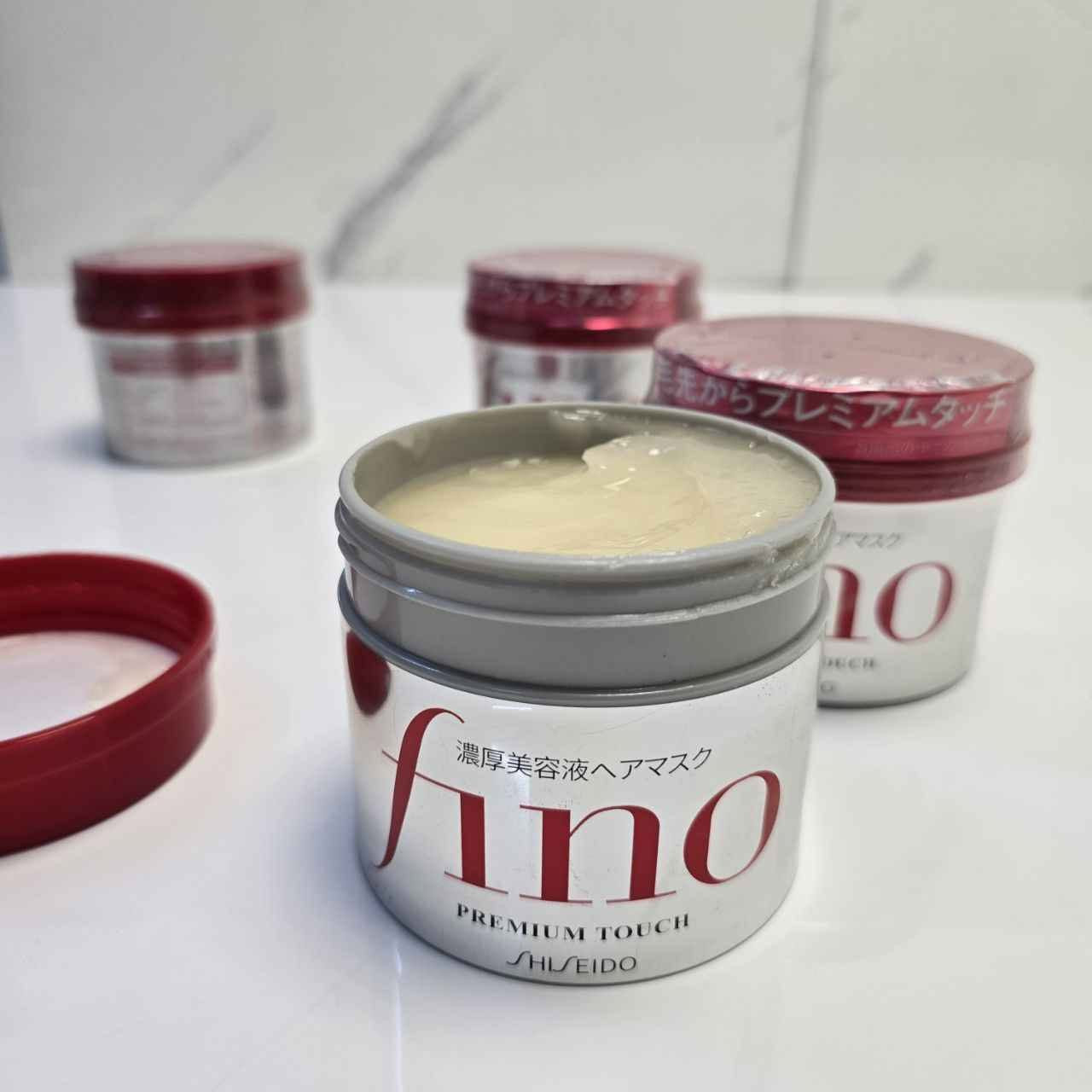 ماسك الشعر الياباني فينو بريميوم تاتش - Fino Premium Touch Hair Mask
لماذا قناع الشعر فينو ؟ 
• التخلص من تلف الشعر الشديد.
• حماية الشعر من حرارة أدوات التصفيف.
• يعيد قوة الشعر ولمعانه.
• غني بالمكونات الطبيعية الآمنة للشعر.

المكونات
• مستخلص غذاء ملكات النحل: غني بالعناصر الغذائية لإصلاح تلف الشعر وتقوية الشعر.
• بروتين القمح: يحمي الشعر من العوامل المسببة للتلف ويعزز اللمعان.
• زيت بذور اللفت المهدرج: يقوي الشعر ويقلل من تقصف الأطراف وتكسرها.

تعليمات الاستخدام
• استخدمي القناع بعد غسل شعرك بالشامبو والبلسم.
• ضع كمية مناسبة من القناع على اليد.
• وزعي القناع على الشعر ودلكي بلطف.
• غطي الشعر بقبعة الاستحمام ، إن وجدت ، وانتظري 5 دقائق. إلى 10 دقايق ومن ثم اغسليه 
• شطف الشعر جيدا بالماء.

قطعة /15 Colombo, Sri Lanka


**إذا كنت صاحب هذا الإعلان وتريد حذفه لأي سبب، رجاءا أرسل رسالة إلى الدعم الفني**