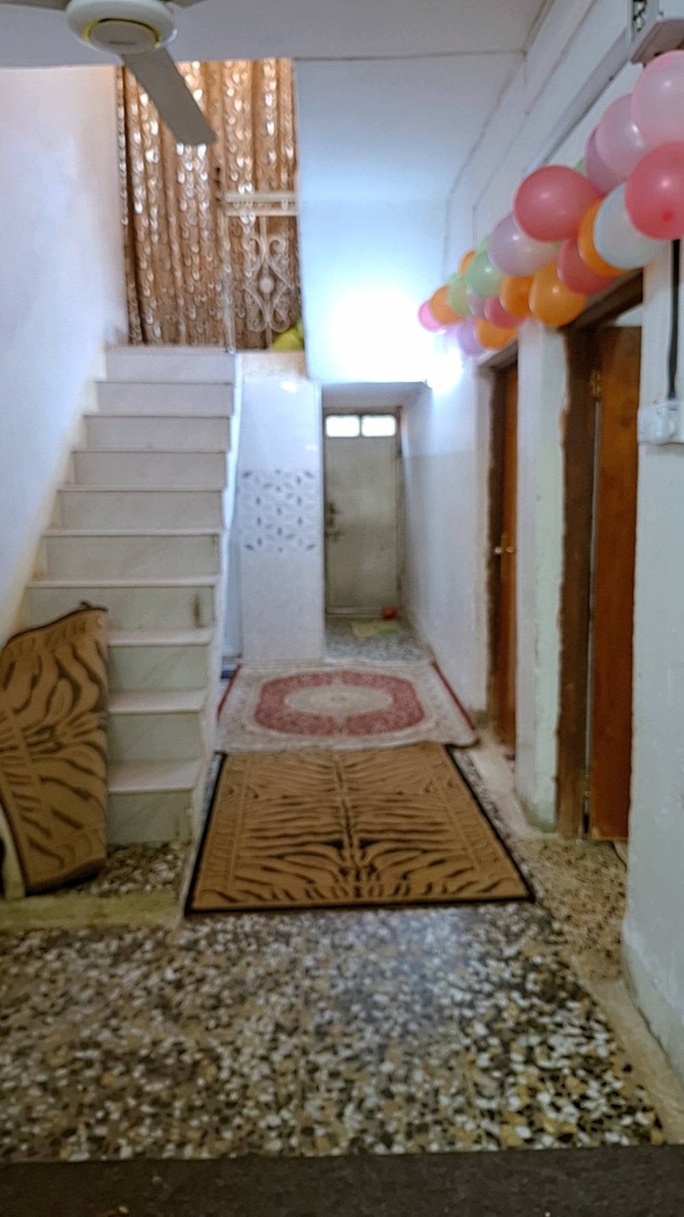 عندي بيت للبيع في منطقة هادئة ومريحة. المساحة منظمة والتصميم جميل ويتميز بمدخل جميل وباب خارجي رائع. يحتوي البيت على غرفة نوم مفروشة بشكل أنيق، ومطبخ عملي جاهز للاستخدام، وصالة واسعة مناسبة للاستخدامات المتعددة. الأرضية مغطاة بالكاربت التقليدي الذي يضفي جوًا دافئًا على الغرف. عندك ساحة خارجية متاحة للاستخدام مع نباتات موزعة بشكل جميل.