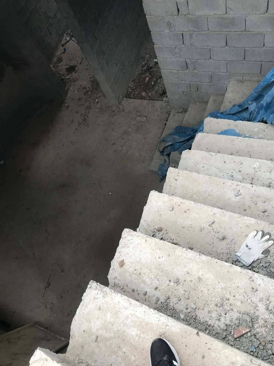 يا الله هيكل للبيع مسكف مساحته 110 الموقع حي الامير السعر 28 التفاصيل غرفه كبيره وصاله واستقبال ومطبخ وصحيات وكراج للاستفادة الاتصال ***********
