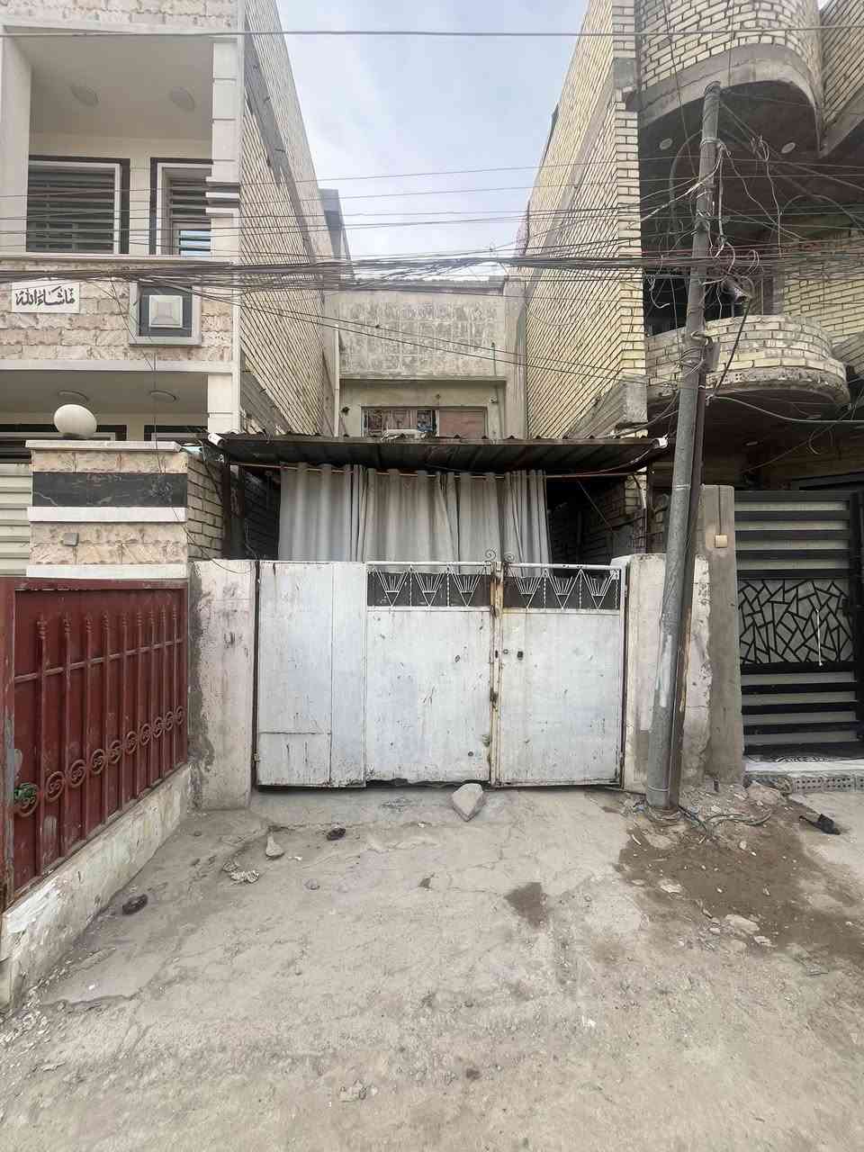 مشتمل للبيع طابو صرف طابقين

المساحة ٧٥ متر
العنوان الامين الثانية 
الموقع بين جامع الرسول و بين جامع المحسن

الطابق الأول
طرمة
و استقبال
و مطبخ صغير 
و خدمات
و منور
و غرفة 
و ترك

الطابق الثاني
غرفة 
و سطح صغير

ملاحضة : البيت اعكادة 

رقم صاحب المنزل 
‏‭٠٧٧٣ ٧٤٣ ٢٩٦٥‬
