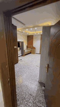 بيت مساحة 100م مؤثث للإيجار بشهداء السيدية بشارع الملعب قرب تقاطع الدرويش
مؤثث بالكامل غرفتين كبار وغرفة صغيرة تكفي نفر وصالة وهول ومطبخ وحمام وكراج 
***********
