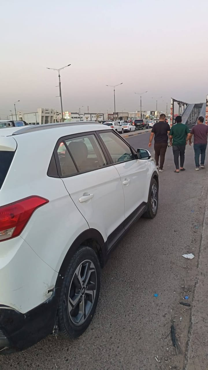 هونداي كريتا 2020 خليجي لون ابيض  رقم بصرة انكليزي
حجم المحرك 1600 
 تبريد قطعتين
فتحه سقف
كير محرك حدادية ممتاز
تايرات وباتري  بحاله جيده
بيه طخه وما مصلحه واضحه بالصور
وبيه طخه بالصندوق  كذلك
السعر120  ورقه و بي مجال  
***********
السياره جاهزة
