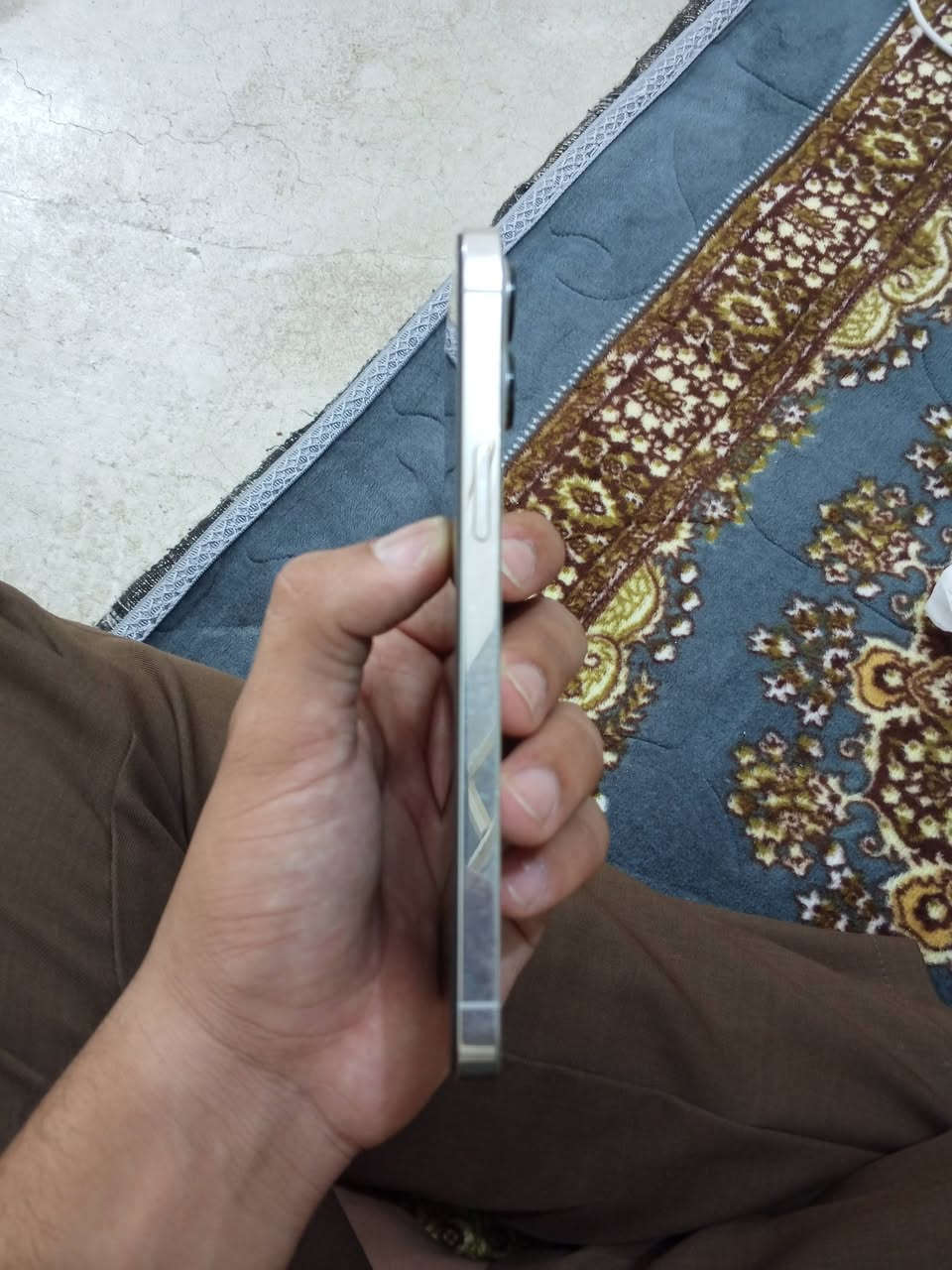 السلام عليكم للبيع ايفون 12 برو ماكس ذاكره 256 لون أبيض مستبدل شاشه اصليه ثلاث خيارات وبطاريه مرفوعه 100 قطاره بل الشحن والضهر مكسور السعر 300 وبيه مجال لطيين العنوان صلاح الدين بيجي 
تواصل وتساب ***********
