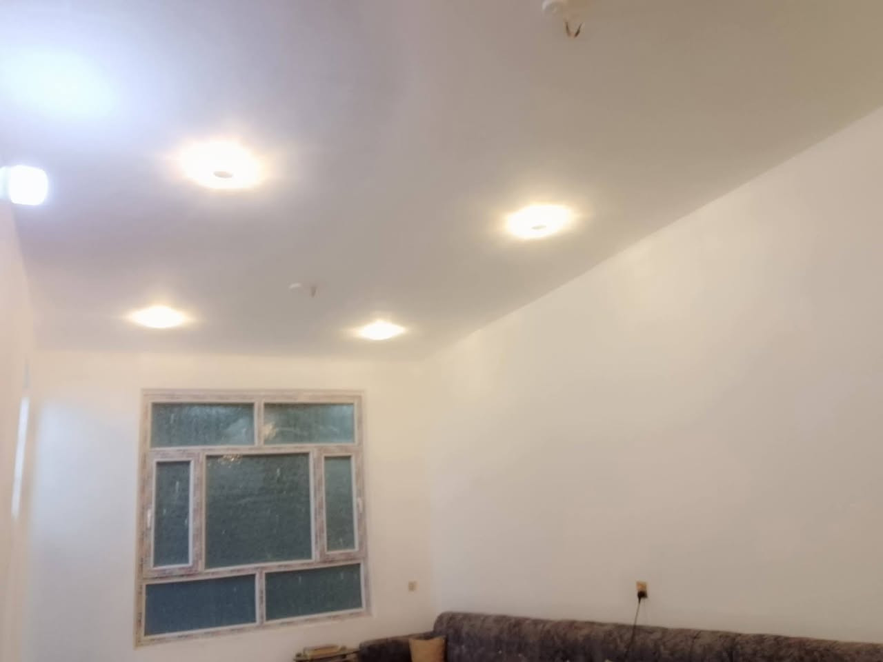 دار لبيع مساحه 150متر بي ثلاثة غرف نوم وصاله مطبخ كنيدور حديقة محيزم شارع شريفه تصل ***********
