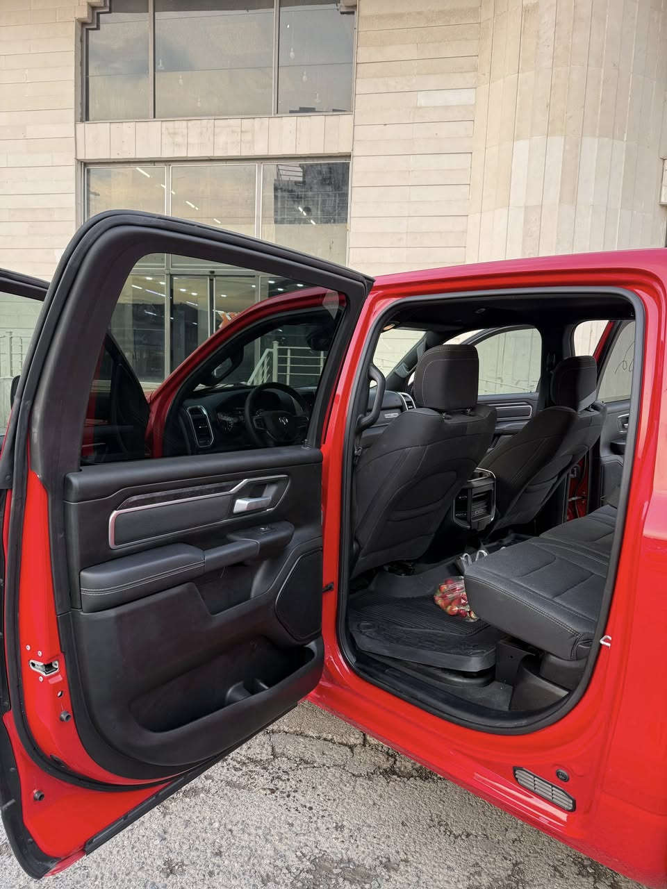 السلام عليكم اخوان
دوج رام لون ستار ٢٠٢٤ اللون احمر
ماشية ١٥ وقابلة للزيادة 
مكينه ٥٧٠٠ هيمي
مكينه وكير مكفولات
حادث موجود بالصور بدون دواخل و بونيد مبدل نفس اللون
مواصفات اللون ستار
رقم كاتي دخول جديد 
 السعر ٣٢ الف وبي مجال بسيط
***********
