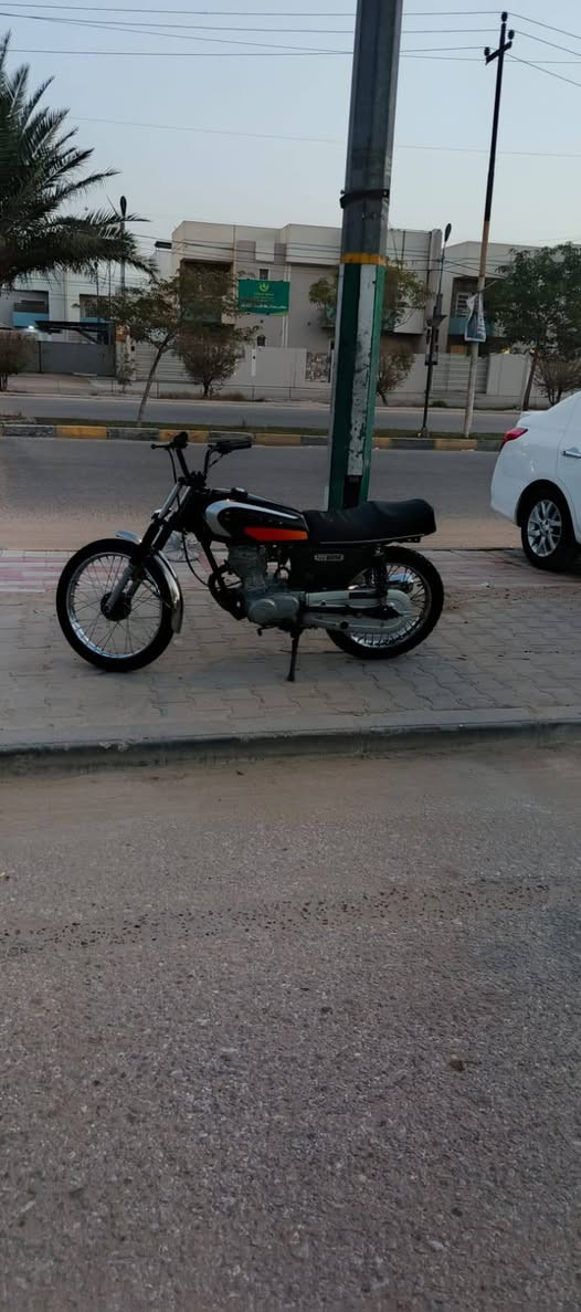 البيع مكاني نجف شارع المعمل دراجة بيهة بدايت تدخين الشراي يجي خاص *********** لو وتساب والماعدة خادم ياخذهة ويروح الدراجة كلهة جديد دبلات خلفي امامي تانكي كشن صينية. زنجيل جديد صبغ شاصي
