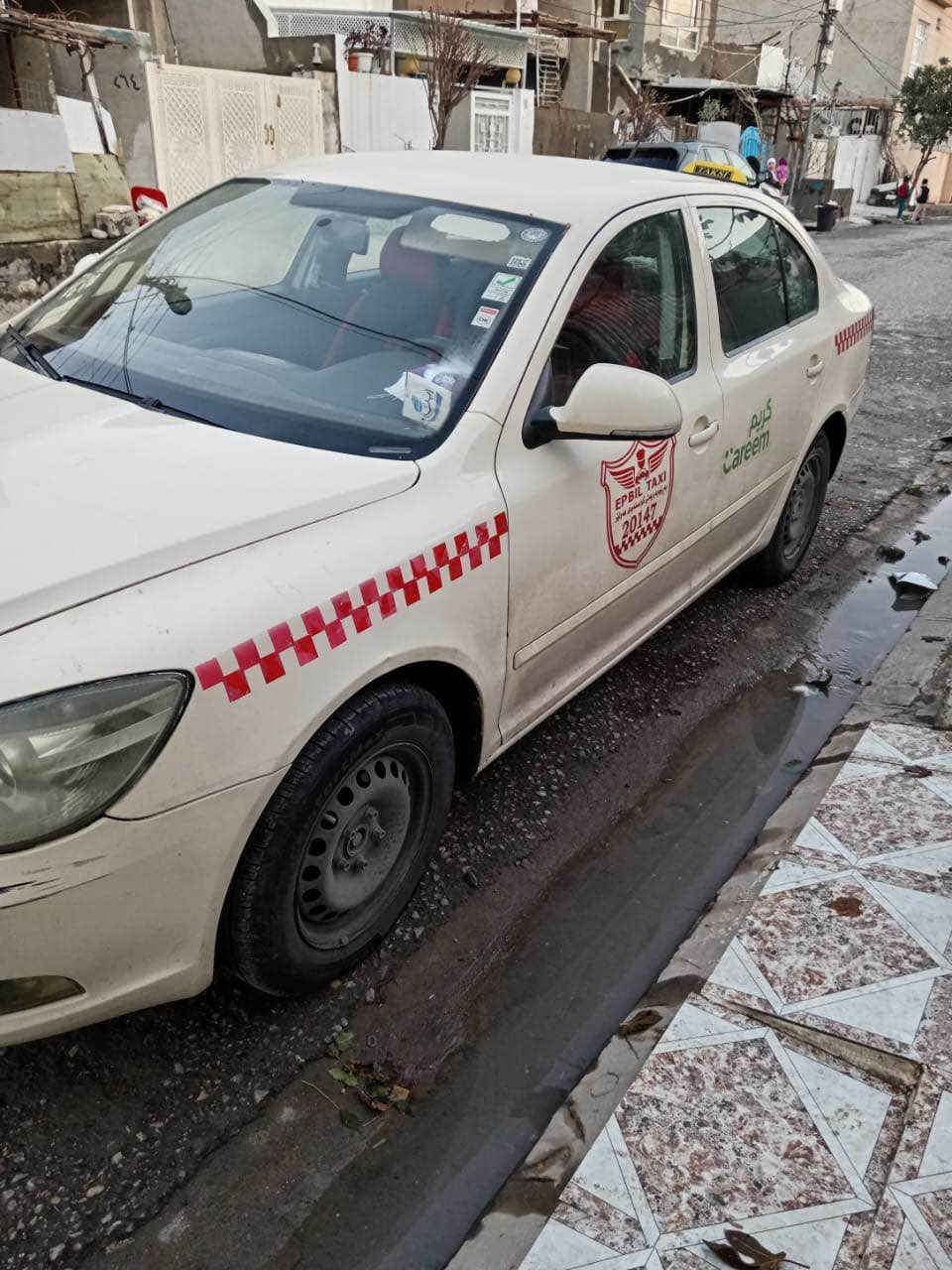 سکۆدا ٢٠١٣ تەکسی هەولێر
بێ بۆیاخ و لێدران 
 ڕەقەمو سەنەویو هەزەی نوێیە بەناوی خۆمانە
مەکینەی گۆڕاوە بۆ ٢٠ تی حادی مەکینە جیتە 
***********
دو پەلەی بچوکی لەسەر بۆنیت هەیە 
سحریش ٩٧ محامەلە أربيل, العراق
