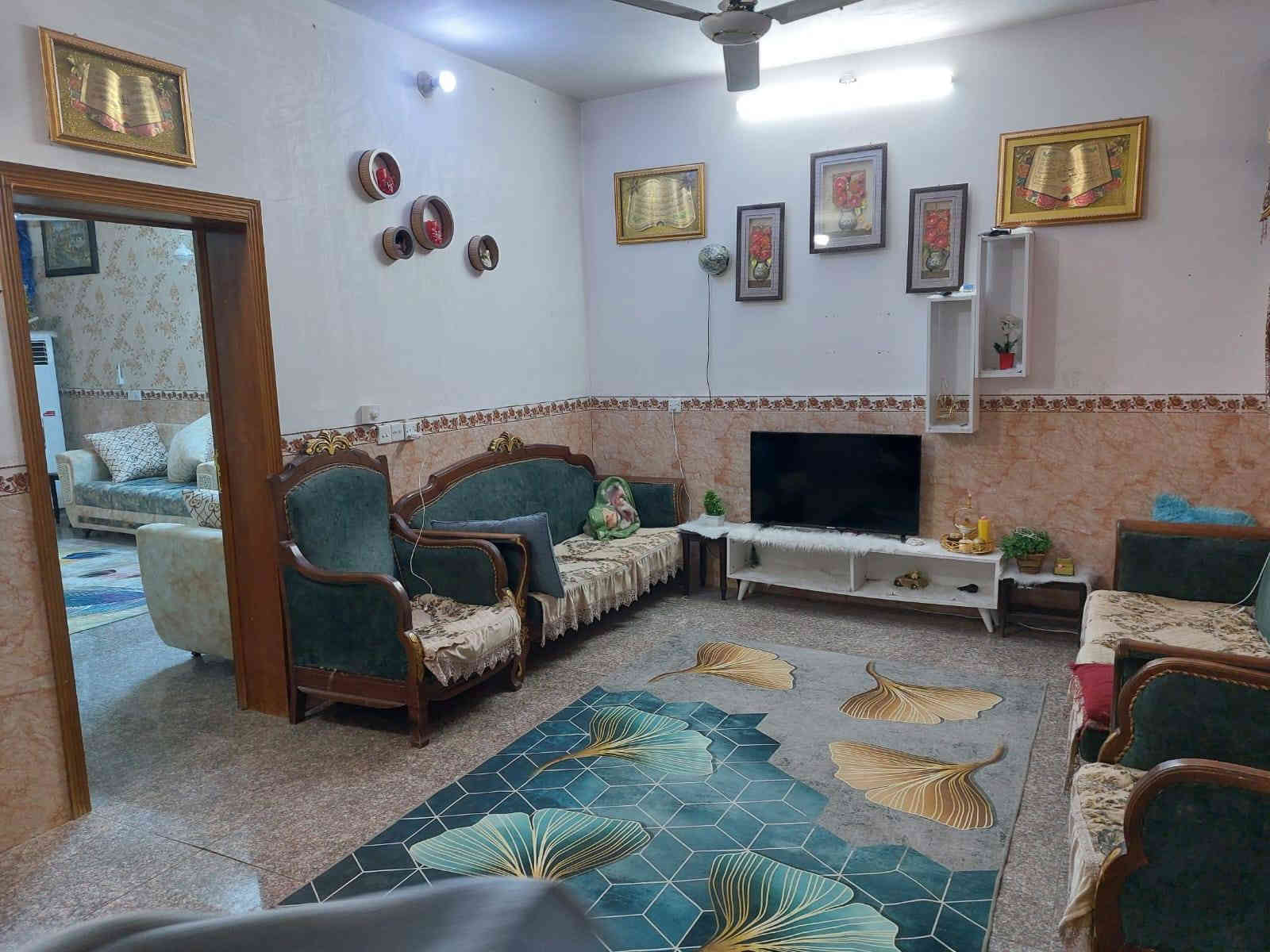 السلام عليكم بيت للبيع مساحه 100م يحتوي علئ 3 غرف في طابق الثاني وطابق الارضي يحتوي علئ ستقبال وصاله وصحيات ومنور سند 25 مباشر من صاحب البيت عنوان البيت كربلاء مجاور حي العباس عامود 25 قرب اسواق سلام للستفسارر ***********
