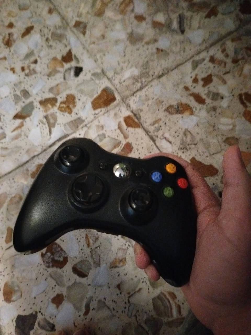 السلام عليكم، للبيع جهاز Xbox 360 Slim بحالة نظيفة جداً وممتازة، الجهاز مهكر (RGH) وجاهز للعب مباشرة. الجهاز تم الاعتناء به جيداً ولا يعاني من أي مشاكل فنية.
تفاصيل الجهاز:

النظام: مهكر بنظام Aurora الاحترافي، سريع وسهل الاستخدام، ويدعم ميزة System Link للعب الأونلاين مع الأصدقاء.

الألعاب: الهارد محمل بأقوى ألعاب الـ Xbox 360 المعروفة.

المحاكيات: الجهاز يضم مجموعة محاكيات ممتعة لتشغيل ألعاب الزمن الجميل: 

محاكي PlayStation 1.

محاكي Xbox Classic.

محاكي NES للألعاب الكلاسيكية.

الملحقات:

الجهاز يأتي مع كامل ملحقاته (يد تحكم، جميع أسلاك التوصيل، باور سبلاي).

سعره  85 الف
ملاحظه / بالجوستك غطاء الجيوره ماهنه تكدر تشتريهن من اي محل العاب رخيصات
وزر لA شويه مشخط
السلام عليكم، للبيع جهاز Xbox 360 Slim بحالة نظيفة جداً وممتازة، الجهاز مهكر (RGH) وجاهز للعب مباشرة. الجهاز تم الاعتناء به جيداً ولا يعاني من أي مشاكل فنية.

التواصل
يوزر انستا : 8y297r


**إذا كنت صاحب هذا الإعلان وتريد حذفه لأي سبب، رجاءا أرسل رسالة إلى الدعم الفني**