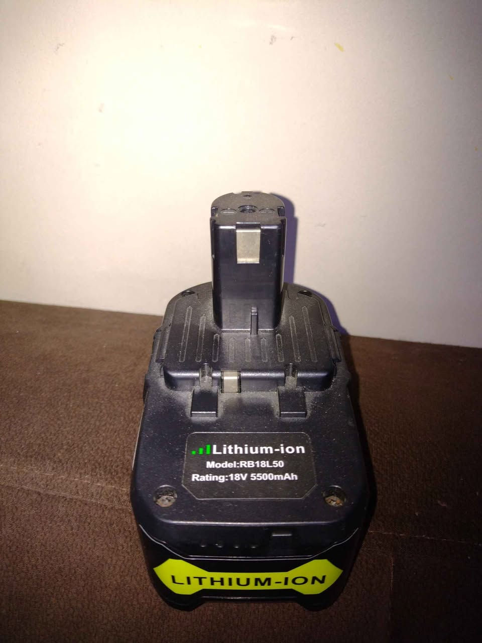 ئەمە باترییەکی بارگاوییکەرەوەی لیسیۆم-ئایۆنە (Lithium-ion) کە تایبەتە بە ئامێرە کارەباییە دەستییەکان (Power Tools) وەک دریل، کۆسەرە، یان مشاری دەستی بێوایەر.
​ئەمەش زانیارییە وردەکانیەتی بەپێی ئەوەی لەسەر لێبڵەکەی نووسراوە:
​تایبەتمەندییە تەکنیکییەکان:
​ڤۆڵتیە (Voltage): 18V (١٨ ڤۆڵت).
​توانای کۆگا (Capacity): 5500mAh (واتا 5.5 Ampere-hour)، ئەمەش توانایەکی زۆر باشە و وا دەکات ئامێرەکە بۆ ماوەیەکی درێژ ئیش بکات پێش ئەوەی پێویستی بە بارگاوییکردنەوە (شەحن) بێتەوە.
​وزە (Energy): 99Wh (٩٩ وات لە کاتژمێرێکدا).
​مۆدێل (Model): RB18L50.
​بۆ چی دەبێت و بۆ چ ئامێرێک بەکاردێت؟
​شێوەی ئەم باترییە (ئەو بەشە لولەکییەی سەرەوەی کە دەچێتە ناو ئامێرەکەوە) و کۆدی مۆدێلەکەی نیشانی دەدەن کە ئەمە باترییەکی جێگرەوەیە (Compatible) بۆ ئامێرەکانی مارکەی ڕیۆبی (Ryobi ONE+).
​لە خوارەوەی لێبڵەکە نووسراوە کە دەتوانرێت بخرێتە شوێنی ئەم مۆدێلە کۆنانەی باتری ڕیۆبی:
​P102, P103, P104, P105, P106, P107, P108
​واتا ئەگەر هەر ئامێرێکی جۆری Ryobi یان ئەو ئامێرانەی کە بەو جۆرە باترییە کاردەکەن لای تۆ هەبێت، ئەم باترییە بە تەواوی بۆیان دەبێت
گەیاندن هەیەو بەشەرت السليمانية, العراق


**إذا كنت صاحب هذا الإعلان وتريد حذفه لأي سبب، رجاءا أرسل رسالة إلى الدعم الفني**