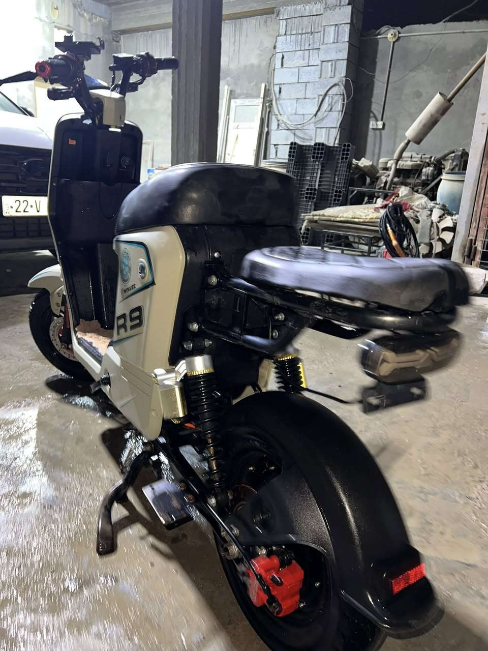 دراجة نوع (R9)استخدام (4اشهر) بطاريات (5) الكبار22 كل اغراضها جايا وياها جامات ولسله وتجيه  للاستفسار (‭0778 265 8613‬)واساب العنوان البصره الامطيحه والسعر (400)وبيها مجال
