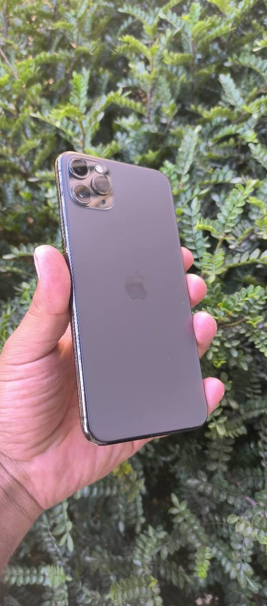 IPhone 11pro max  بلادي ذاكرة 256
ايفون 11 برو ماكس ذاكرة 256 بلادي مامفتوح كلة يقره بالحاسبة نورمال كل قطعة اصلية 
نظافة 90% مابي لاضربة ولاشخط
بصمة الوجة شغالة💚
بطارية 71% صرف طبيعي لان اصلية 
خط واحد ✅
كامرة خلفية وامامية زلال💙
للبيع بسعر 320 الف 
مكاني فلوجة او صقلاوية 
*********** متوفر واتساب
