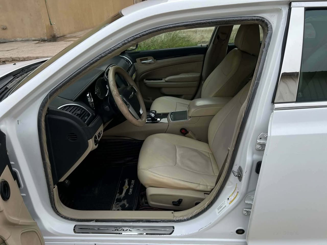 سلام عليكم وبأمة للبيع موديل 2011خليجية كفالة بيهة بس لهلالات صبغ كلش بصيط جاهزة علة آخر حباية وبسمي رقم شمالي جديد مصفرة  مكانهة بغداد  سعر 165$ للستفسار ***********
